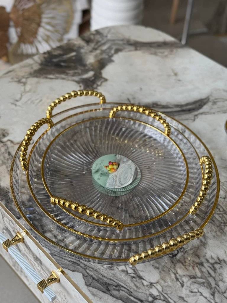 Plateaux transparent avec des mains doré 