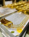 Plateaux transparent avec des mais doré 