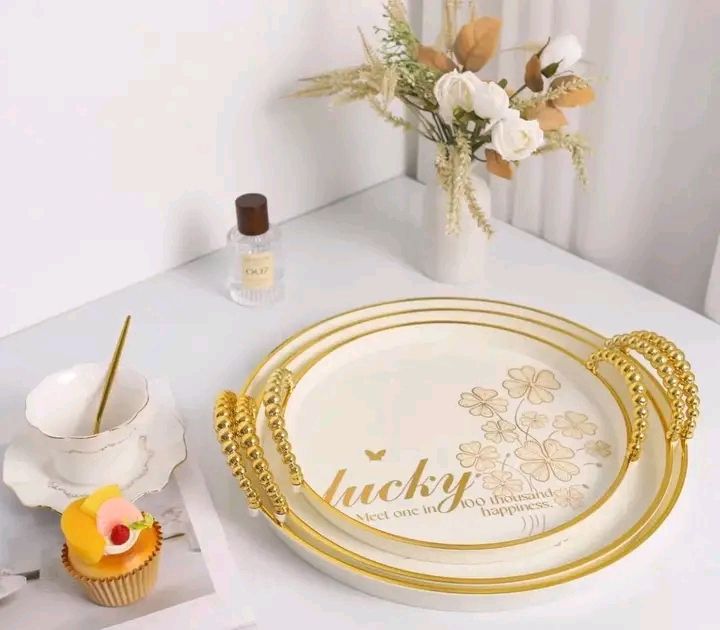 Plateaux transparent avec des mains doré 